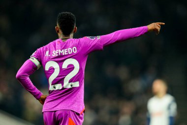 Wolverhampton Wanderers takımının oyuncusu Nelson Semedo, Premier League maçında Tottenham Hotspur 'un Wolverhampton Wanderers' a karşı oynadığı Tottenham Hotspur Stadyumu 'nda 29 Aralık 2024' te takım talimatlarını verir.
