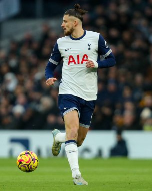 Tottenham Hotspur 'dan Radu Drguin, Premier League maçında Tottenham Hotspur' a karşı Wolverhampton Wanderers ile birlikte, Tottenham Hotspur Stadyumu, Londra, Birleşik Krallık, 29 Aralık 2024 'te koşuyor.