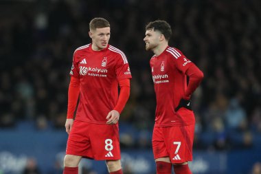 Nottingham Ormanı 'ndan Elliot Anderson, İngiltere' nin Liverpool kenti Goodison Park 'ta oynanan Premier League maçı sırasında Nottingham Ormanı' ndan Neco Williams ile konuştu.