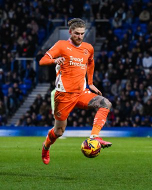 Blackpool takımından Hayden Coulson, 29 Aralık 2024 'te Birmingham City' nin St. Andrew 's @ Knighthead Park' taki Blackpool maçında topu kontrol ediyor.