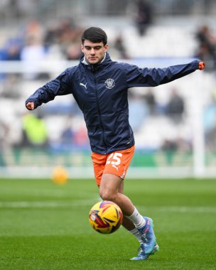 Blackpool 'dan Rob Apter, maç öncesi ısınma maçında Birmingham City, St. Andrew' s @ Knighthead Park, Birmingham, Birleşik Krallık, 29 Aralık 2024 'te Blackpool' a karşı.
