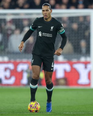 Liverpool 'dan Virgil van Dijk, Premier League maçı sırasında topla birlikte Londra' daki Liverpool Stadyumu 'nda West Ham United' a karşı 29 Aralık 2024