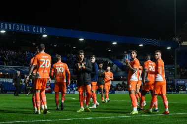 Blackpool oyuncuları, Birmingham City, St. Andrew 's @ Knighthead Park, Birmingham, Birleşik Krallık' ta 29 Aralık 2024 tarihinde oynanan Blackpool maçının ardından gezgin taraftarları alkışlıyor.