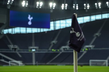 Premier Lig maçı sırasında Tottenham Hotspur ile Wolverhampton Wanderers arasındaki köşe bayrağı Tottenham Hotspur Stadyumu, Londra, 29 Aralık 2024