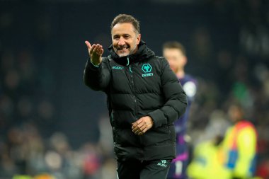 Wolverhampton Wanderers 'dan Vitor Pereira, Premier League maçında Tottenham Hotspur, Wolverhampton Wanderers' a karşı 29 Aralık 2024 'te Londra' daki Tottenham Hotspur Stadyumu 'nda oynanan maçın ardından taraftarlarla birlikte kutluyor.