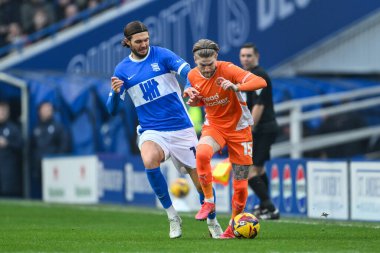 Blackpool takımından Hayden Coulson, 29 Aralık 2024 'te Birmingham City, St. Andrew' s @ Knighthead Park, Birmingham, Birleşik Krallık 'ta Blackpool' a karşı oynadığı Gökyüzü İddia Ligi 1 karşılaşmasında topla bir çıkış yaptı.