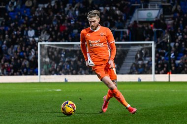 Blackpool takımından Hayden Coulson, 29 Aralık 2024 'te Birmingham City, St. Andrew' s @ Knighthead Park, Birmingham, Birleşik Krallık 'ta Blackpool' a karşı oynadığı Gökyüzü İddia Ligi 1 karşılaşmasında topla bir çıkış yaptı.