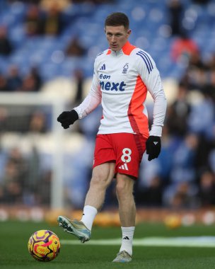 Nottingham Ormanı 'ndan Elliot Anderson Premier League maçı sırasında Goodison Park, Liverpool, Birleşik Krallık' ta oynanan Everton-Nottingham maçı sırasında maç öncesi ısınma oturumunda