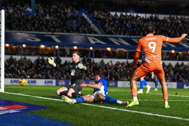 Blackpool 'dan Kyle Joseph, Birmingham City, St. Andrew' s @ Knighthead Park, Birmingham, Birleşik Krallık 'ta 29 Aralık 2024 tarihinde Blackpool' a karşı oynadığı Gökyüzü İddia Ligi 1 karşılaşmasında kaleye vuruyor.