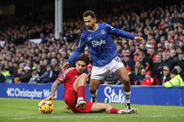 Nottingham Ormanı 'ndan Nicols Domnguez ve Everton Premier Lig maçında Everton Nottingham Ormanı' na karşı Goodison Park, Liverpool, Birleşik Krallık 'ta 29 Aralık 2024' te oynanan maç sırasında Everton adına mücadele eden Iliman Ndiaye.