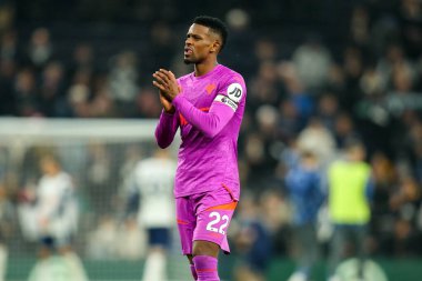 Wolverhampton Wanderers takımından Nelson Semedo, Premier League maçında Tottenham Hotspur 'un Wolverhampton Wanderers' a karşı 29 Aralık 2024 'te Londra' daki Tottenham Hotspur Stadyumu 'nda oynadığı maçta takımlar berabere kaldıktan sonra taraftarları kabul ediyor.