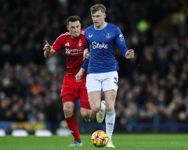 Everton 'dan Jarrad Branthwaite, Premier League maçında Nottingham Ormanı' ndan Chris Wood 'u Goodison Park, Liverpool, Birleşik Krallık' ta 29 Aralık 2024 'te Everton - Nottingham Ormanı maçında durdurdu.