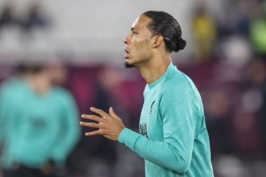 Liverpool 'dan Virgil van Dijk Premier League maçında maç öncesi ısınma oturumunda West Ham United Liverpool' a karşı Londra Stadyumu, Londra, İngiltere, 29 Aralık 2024