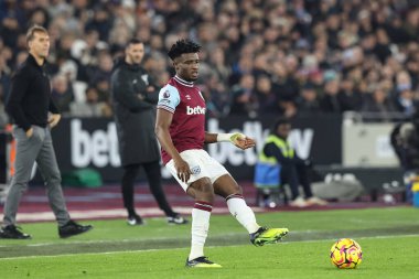 West Ham United takımından Mohammed Kudus, Premier League maçında pas veriyor. West Ham United, Liverpool 'a karşı, Londra Stadyumu' nda, 29 Aralık 2024.