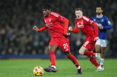Nottingham Ormanı 'ndan Anthony Elanga, Premier League maçı sırasında topu Goodison Park, Liverpool, Birleşik Krallık' ta Everton 'a karşı Nottingham Forest maçında pas attı.