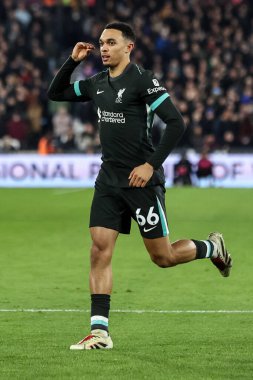 Liverpool 'dan Trent Alexander-Arnold, Premier League maçında West Ham United Liverpool' a karşı Londra Stadyumu 'nda 29 Aralık 2024' te oynanan karşılaşmada 0-4 'lük galibiyetini kutluyor.