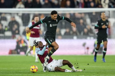 Liverpool 'dan Jarell Quansah, West Ham United ile Liverpool Premier Lig karşılaşması sırasında 29 Aralık 2024' te Londra 'daki Londra Stadyumu' nda Aaron Wan-Bissaka tarafından yenildi.