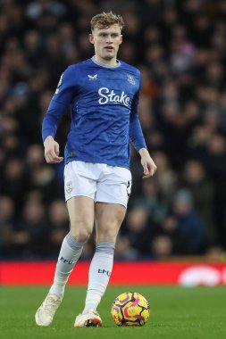 Everton 'dan Jarrad Branthwaite Premier League maçında topla birlikte Goodison Park, Liverpool' da Everton Nottingham Forest 'a karşı 29 Aralık 2024