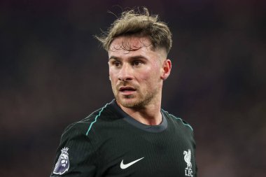 Liverpool 'dan Alexis Mac Allister, Premier League maçında West Ham United Liverpool' a karşı Londra Stadyumu 'nda 29 Aralık 2024' te seyrediyor.