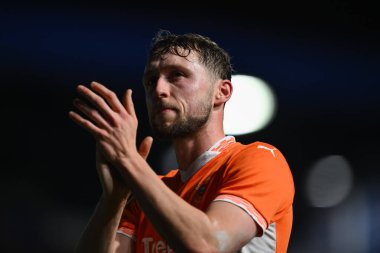 Blackpool 'dan Matthew Pennington, 29 Aralık 2024' te Birmingham City 'nin St. Andrew' s @ Knighthead Park, Birmingham, Birleşik Krallık 'ta Blackpool' a karşı oynadığı Sky Bet 1 karşılaşmasının sonunda taraftarları alkışlıyor.