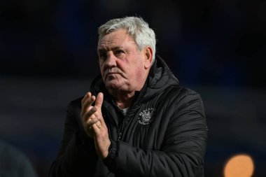 Blackpool 'un baş antrenörü Steve Bruce, 29 Aralık 2024' te Birmingham City 'nin St. Andrew' s @ Knighthead Park, Birmingham, İngiltere 'deki Blackpool maçının sonunda taraftarları alkışlıyor.