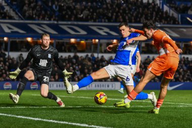 Blackpool 'dan Kyle Joseph, Birmingham City, St. Andrew' s @ Knighthead Park, Birmingham, Birleşik Krallık 'ta 29 Aralık 2024 tarihinde Blackpool' a karşı oynadığı Gökyüzü İddia Ligi 1 karşılaşmasında kaleye vuruyor.
