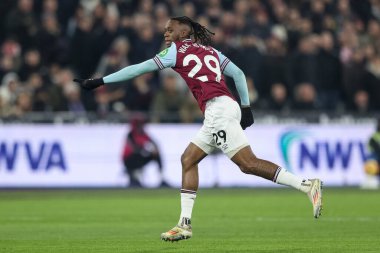 West Ham United 'dan Aaron Wan-Bissaka, Premier League maçı sırasında takımına talimat verir. West Ham United Liverpool' a karşı Londra Stadyumu, Londra, İngiltere, 29 Aralık 2024