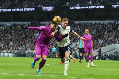 Wolverhampton Wanderers takımından Matt Doherty ve Tottenham Hotspur takımından Dejan Kulusevski Premier League maçında Tottenham Hotspur 'a karşı Wolverhampton Wanderers, Tottenham Hotspur Stadyumu, Londra, Birleşik Krallık, 29 Aralık 2024