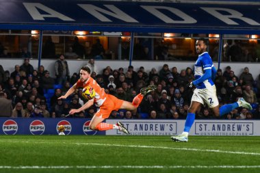 Blackpool takımından Matthew Pennington, Birmingham City 'nin Blackpool' a karşı oynadığı St.Andrew 's @ Knighthead Park, Birmingham, Birleşik Krallık' ta 29 Aralık 2024 maçında kaleye doğru ilerliyor.