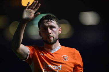 Blackpool 'dan Matthew Pennington, Sky Bet League 1 maçının sonunda taraftarlara el sallıyor. Birmingham City, St. Andrew' s @ Knighthead Park, Birmingham, Birleşik Krallık, 29 Aralık 2024 'te Blackpool' a karşı.