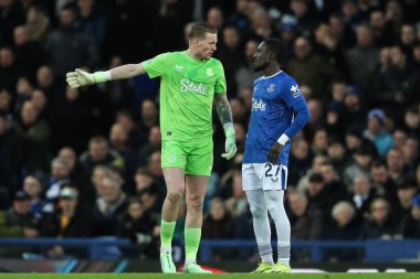 Everton 'dan Jordan Pickford, İngiltere' nin Liverpool kenti Goodison Park 'ta oynanan Premier League maçında Everton - Nottingham Forest maçında 0-1 yenilmesi sonrasında Everton' dan Idrissa Gueye ile konuştu.