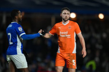 Blackpool 'dan Matthew Pennington, Birmingham City' den Ethan Laird ile, Birmingham City ile St. Andrew 's @ Knighthead Park, Birmingham, Birleşik Krallık, 29 Aralık 2024' te oynanan karşılaşma sonrasında el sıkışıyor.