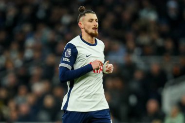 Tottenham Hotspur 'dan Radu Drguin, Premier League maçında Tottenham Hotspur' a karşı Wolverhampton Wanderers 'a karşı, Tottenham Hotspur Stadyumu, Londra, 29 Aralık 2024' te bakıyor.