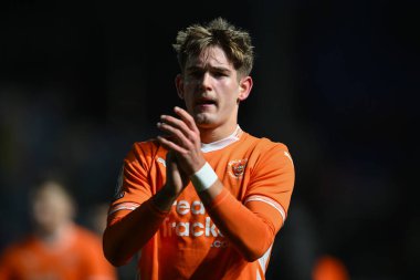 Blackpool 'dan Dom Ballard, 29 Aralık 2024' te Birmingham City 'nin St. Andrew' s @ Knighthead Park, Birmingham, İngiltere 'deki Blackpool maçının sonunda taraftarları alkışlıyor.