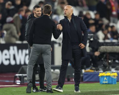 West Ham United 'ın Julen Lopetegui teknik direktörü, Liverpool Premier Lig karşılaşmasında Liverpool' un West Ham United Liverpool 'a karşı 29 Aralık 2024' te Londra Stadyumu 'nda oynanan karşılaşmada Liverpool teknik direktörü Arne Slot' un elini sıkıyor.