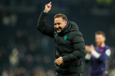 Wolverhampton Wanderers 'dan Vitor Pereira, Premier League maçında Tottenham Hotspur, Wolverhampton Wanderers' a karşı 29 Aralık 2024 'te Londra' daki Tottenham Hotspur Stadyumu 'nda oynanan maçın ardından taraftarlarla birlikte kutluyor.
