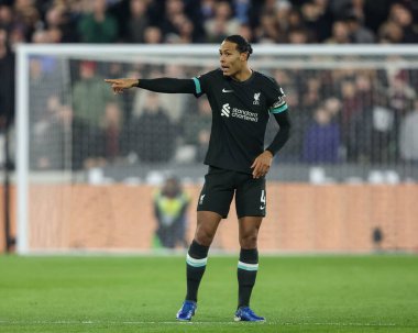 Liverpool 'dan Virgil van Dijk, Premier League maçında takımına talimat verir. West Ham United Liverpool' a karşı Londra Stadyumu, Londra, Birleşik Krallık, 29 Aralık 2024