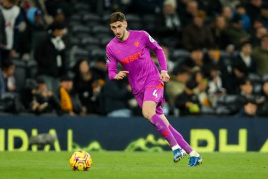 Wolverhampton Wanderers takımından Santiago Bueno, Premier League maçında Tottenham Hotspur 'a karşı Wolverhampton Wanderers maçında topla koşuyor. Tottenham Hotspur Stadyumu, Londra, 29 Aralık 2024