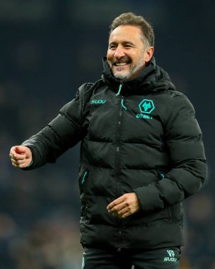 Wolverhampton Wanderers 'dan Vitor Pereira, Premier League maçında Tottenham Hotspur, Wolverhampton Wanderers' a karşı 29 Aralık 2024 'te Londra' daki Tottenham Hotspur Stadyumu 'nda oynanan maçın ardından taraftarlarla birlikte kutluyor.