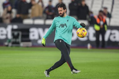 Liverpool 'dan Alisson Becker Premier League maçında maç öncesi ısınma oturumunda West Ham United Liverpool' a karşı Londra Stadyumu, Londra, İngiltere, 29 Aralık 2024
