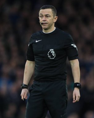 Hakem Tony Harrington Premier Lig maçı sırasında Everton Nottingham Forest 'a karşı Goodison Park, Liverpool, Birleşik Krallık, 29 Aralık 2024