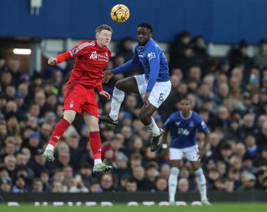 Nottingham Ormanı 'ndan Elliot Anderson, Everton - Nottingham Forest maçı sırasında Everton - Goodison Park, Liverpool, Birleşik Krallık' ta 29 Aralık 2024 'te Everton - Nottingham Forest maçında Everton' dan yüksek topu kazandı.