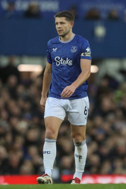 Everton 'dan James Tarkowski Premier League maçı sırasında Everton, Nottingham Forest' a karşı Goodison Park, Liverpool, Birleşik Krallık, 29 Aralık 2024