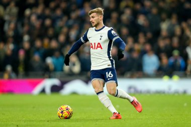 Tottenham Hotspur takımından Timo Werner, Premier League maçında Tottenham Hotspur 'a karşı Wolverhampton Wanderers maçında topla koşuyor. Tottenham Hotspur Stadyumu, Londra, Birleşik Krallık, 29 Aralık 2024