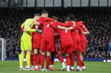 Nottingham Forest oyuncuları Premier Lig maçında bir araya geldiler. Everton, Nottingham Forest 'a karşı Goodison Park, Liverpool, Birleşik Krallık, 29 Aralık 2024