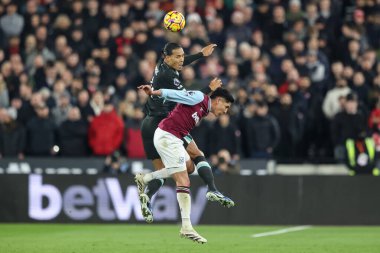 Liverpool 'dan Virgil van Dijk, Premier League maçında West Ham United Liverpool' a karşı Londra Stadyumu 'nda 29 Aralık 2024' te yüksek topu kazanmak için sıçradı.
