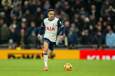 Tottenham Hotspur takımından Rodrigo Bentancur, Premier Lig maçında Tottenham Hotspur 'a karşı Wolverhampton Wanderers maçında topa vuruyor. Tottenham Hotspur Stadyumu, Londra, 29 Aralık 2024