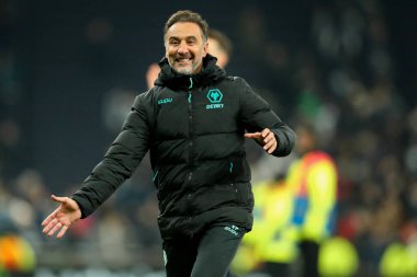 Wolverhampton Wanderers 'dan Vitor Pereira, Premier League maçında Tottenham Hotspur, Wolverhampton Wanderers' a karşı 29 Aralık 2024 'te Londra' daki Tottenham Hotspur Stadyumu 'nda oynanan maçın ardından taraftarlarla birlikte kutluyor.