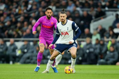 Tottenham Hotspur 'dan Radu Drguin, Wolverhampton Wanderers' dan Matheus Cunha 'nın Premier League maçında Tottenham Hotspur' a karşı Wolverhampton Wanderers maçında baskısı altına girdi.