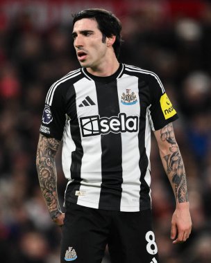 Newcastle United takımından Sandro Tonali, Manchester United ile Newcastle United maçında Old Trafford, Manchester, İngiltere 'de 30 Aralık 2024' te karşı karşıya geldi.
